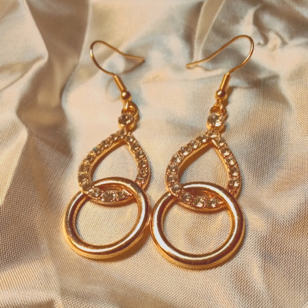 Gold & Rhinestone Teardrop Dangle Earrings – Glam Sparkle Statement
